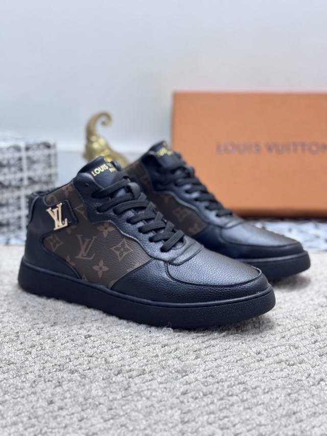 出厂价 实价 L0Ul*VlTT0N 顶级精品-新款路易威登~最新款ss运动板鞋 回头率爆棚 正版开发代购级别品质此款由意大利进口老花搭配羊皮内里，时尚百搭 鞋