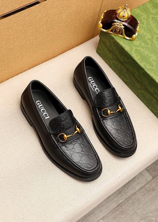 商品商标：GUCCI 古驰 休闲皮鞋 正码码数: 38-44 45订制 商品材料：精选 进口头层小牛皮圧花鞋面+原版五金扣，进口牛皮内里。强烈立体视觉效果，原版