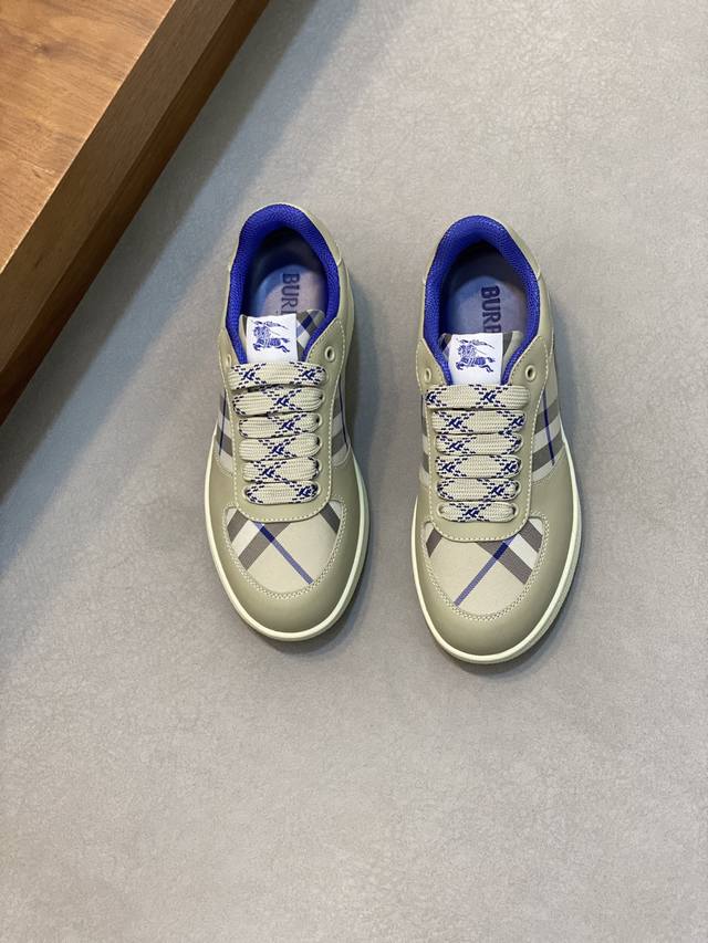 巴宝莉新款战马格纹休闲运动鞋全新露台休闲运动鞋 巴宝莉 Burberry 经典原素 超舒服的鞋子 骑士蓝色防滑鞋底 终于看到了最新的斜式格纹运动鞋颜色真的好好看
