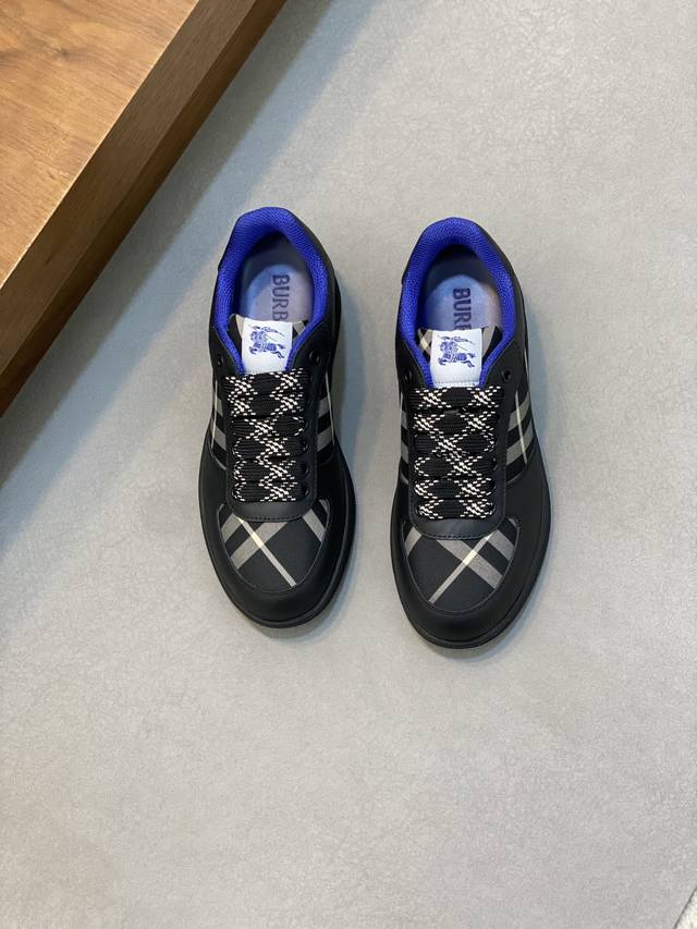 巴宝莉新款战马格纹休闲运动鞋全新露台休闲运动鞋 巴宝莉 Burberry 经典原素 超舒服的鞋子 骑士蓝色防滑鞋底 终于看到了最新的斜式格纹运动鞋颜色真的好好看