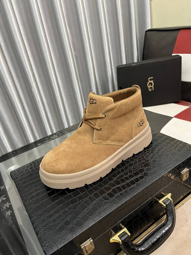 澳洲进口加厚羊毛 品牌：UGG 尺码：39 44 等级： 官网1:1 材料： 头层真皮防水防冻鞋面 真毛内里 原版柔软 耐磨大底 款式类别：男士休闲鞋 搭潮流