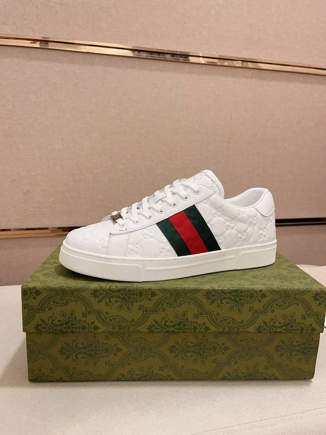 工厂价： Gucci2024早春古驰G家 最新爆款休闲 复古 原版购入开发 做货 古驰全新爆款系列 精致小巧的互扣式ACE标识浪漫诠释此系列的美学理念。选用米白