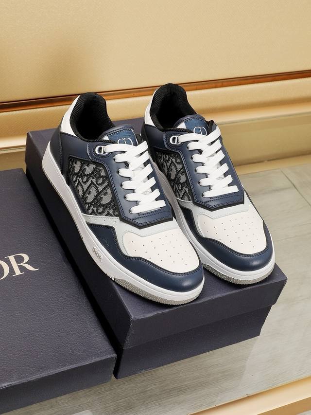 工厂 Dior 迪奥专柜同步上线 这款B27低帮休闲运动鞋是该系列新品，延续 Di*r的经典款式。鞋面选用原版Dior印花效果搭配牛皮革制作，搭配双色纹理大底，