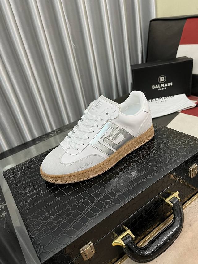 BALMAIN巴尔曼B-Skate运动鞋 B-Skate 多材质拼接撞色运动鞋 ，鞋面饰有黑色鞋带，皮革拼接鞋舌点缀 Balmain 徽标， TPU 鞋底饰有
