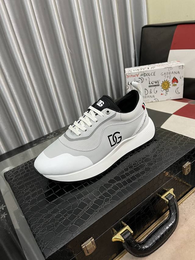 Dolce&GabbanaDG高端男士运动休闲鞋。顶级专柜原单货。 原版进口牛皮 多种材质拼接设计进口牛皮内里 牛皮垫脚原版TPR弹力大底。 Size：35-