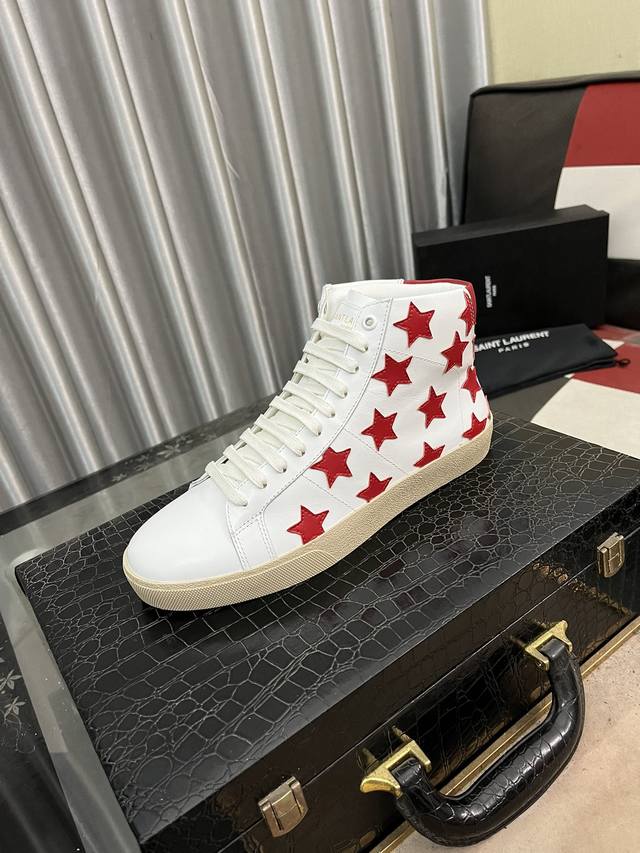 圣罗兰 YvesD saint laurent＇2024年初秋力求造就以高级高邦却加以舒适平底休闲鞋如艺术品般地完美。气质高雅耀眼的码数38-447色可选