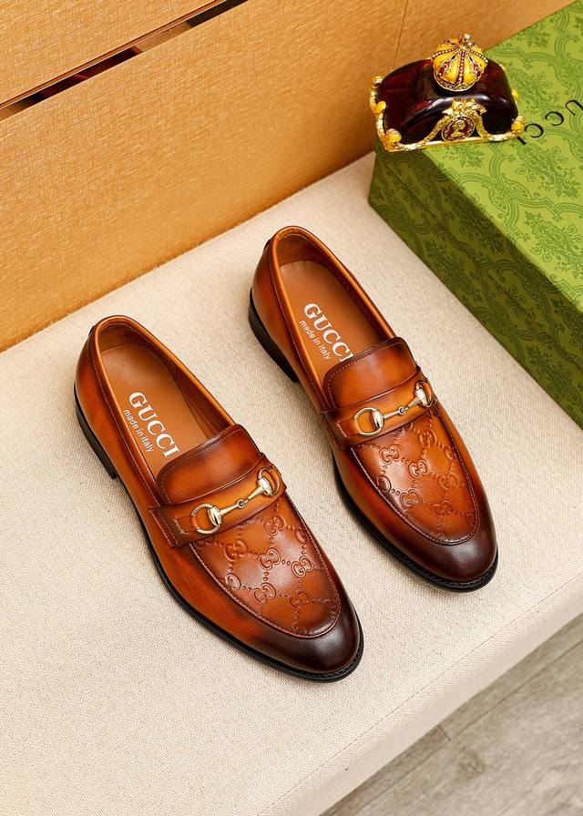 商品商标：GUCCI 古驰 休闲皮鞋 正码码数: 39-44 38.45.46订制 商品材料：精选 进口头层小牛皮压花鞋面+奢华五金扣，进口羊皮内里。强烈立体视