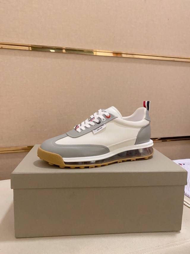 工厂价: Thom Browne 汤姆 布朗 -高端品质 原单 -鞋面：纳帕小牛皮、车缝品牌布标 -内里：羊皮，垫脚；顶级牛皮 -大底：原版抽真空TPR 橡胶