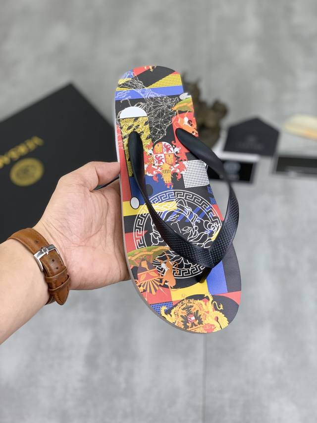 工厂价 实价 VERSACE 新款情侣范思哲休闲人字拖鞋，官网1:1、高品质 完美做工 透射出一种尊贵奢华，于古奇高端超凡工艺中升华其奢侈定义。码数：男女36-