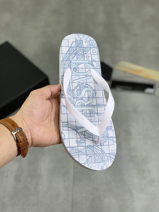 工厂价 实价 VERSACE 新款情侣范思哲休闲人字拖鞋，官网1:1、高品质 完美做工 透射出一种尊贵奢华，于古奇高端超凡工艺中升华其奢侈定义。码数：男女36-