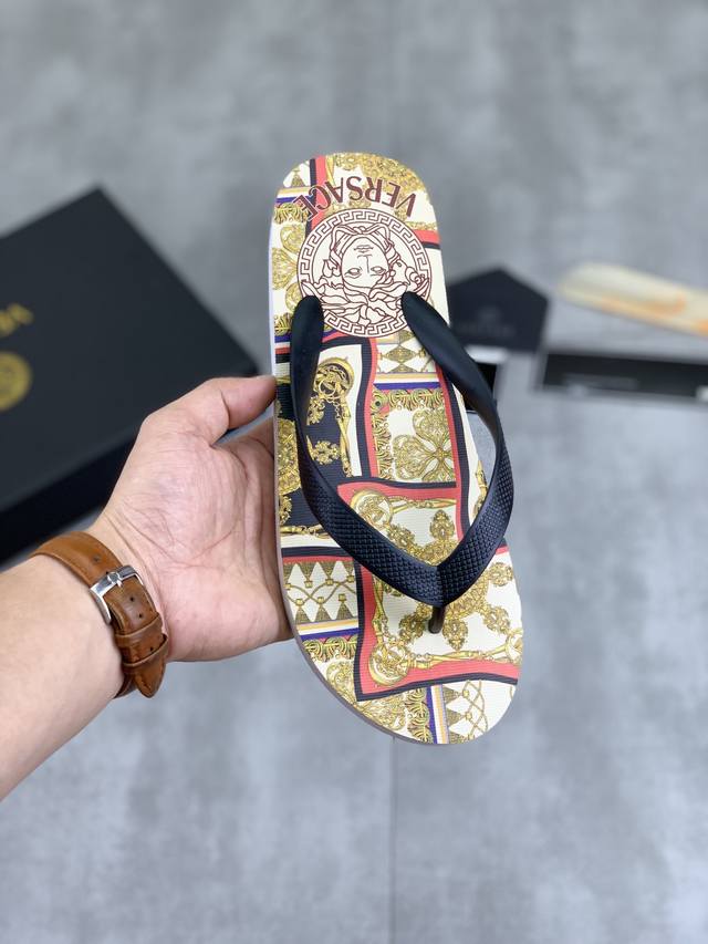 工厂价 实价 VERSACE 新款情侣范思哲休闲人字拖鞋，官网1:1、高品质 完美做工 透射出一种尊贵奢华，于古奇高端超凡工艺中升华其奢侈定义。码数：男女36-