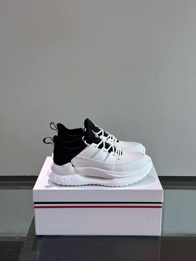 monc 蒙口 顶级P: 码数：39-44 38.45可定做 Moncler 蒙口男士系带休闲运动鞋，具有舒适防滑性能，采用一体成型进口飞织科技面料制成，兼备创
