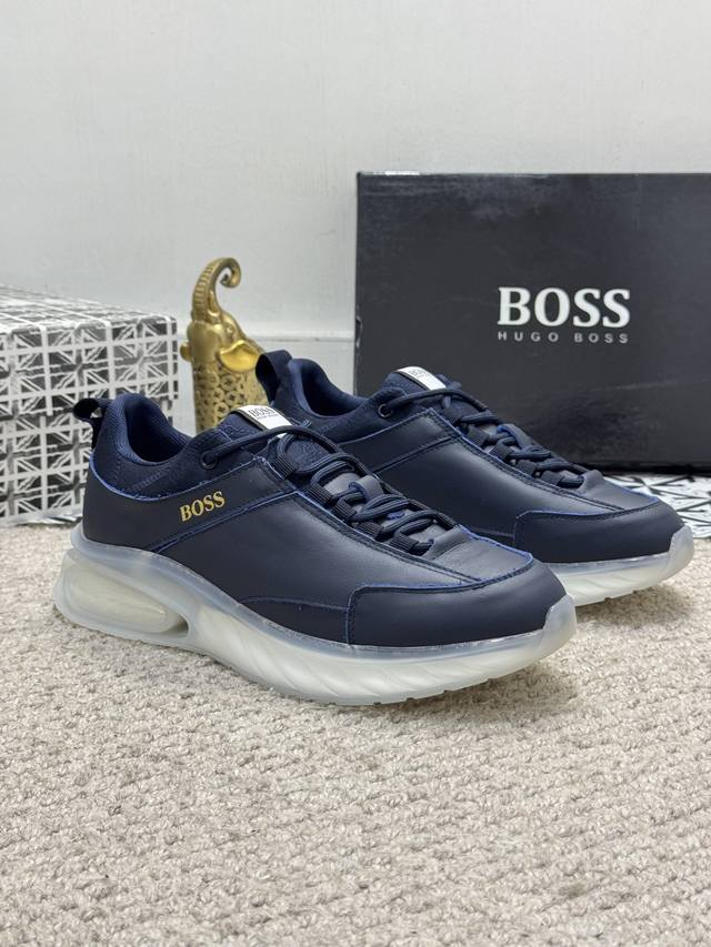 出厂价 实价 男士精品-BOSS 运动男鞋，本款是官方主打经典款，1:1质量，原厂名师制作，采用进口布料拼接牛皮舒适透气网布内里。完美楦型，大方时尚的设计，吸引