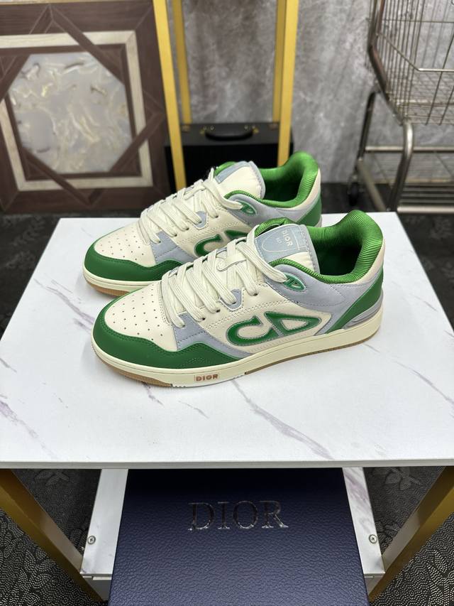 情侣款 Dior-迪奥 重磅款b57 二零二四春季男装系列新品 重新诠释篮球鞋设计，成为 Dior 的经典单品。采用蓝色和奶油白色光滑牛皮革精心制作，搭配米色绒