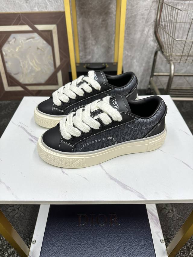 情侣款 Dior-迪奥 2024年重磅款，B33运动鞋全新演绎经典的网球鞋，时尚廓形突现重质感，采用蓝色棉质牛仔面料精心制作，饰以激光绘制的oblique印花，