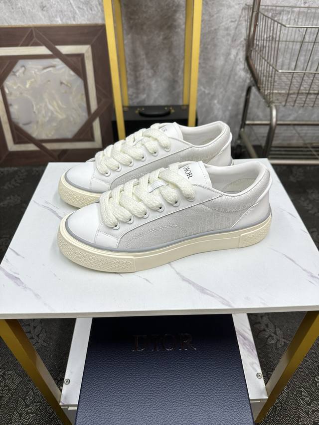 情侣款 Dior-迪奥 2024年重磅款，B33运动鞋全新演绎经典的网球鞋，时尚廓形突现重质感，采用蓝色棉质牛仔面料精心制作，饰以激光绘制的oblique印花，