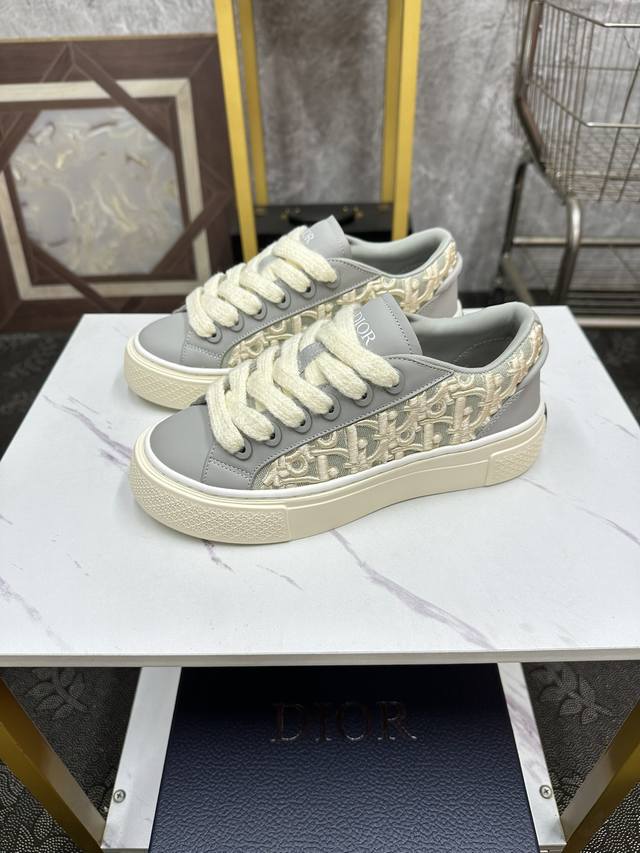 情侣款 Dior-迪奥 2024年重磅款，B33运动鞋全新演绎经典的网球鞋，时尚廓形突现重质感，采用蓝色棉质牛仔面料精心制作，饰以激光绘制的oblique印花，
