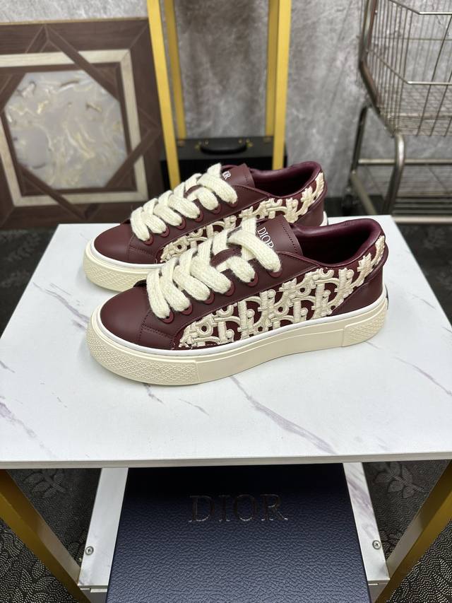 情侣款 Dior-迪奥 2024年重磅款，B33运动鞋全新演绎经典的网球鞋，时尚廓形突现重质感，采用蓝色棉质牛仔面料精心制作，饰以激光绘制的oblique印花，
