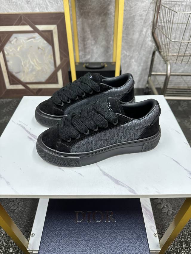 情侣款 Dior-迪奥 2024年重磅款，B33运动鞋全新演绎经典的网球鞋，时尚廓形突现重质感，采用蓝色棉质牛仔面料精心制作，饰以激光绘制的oblique印花，