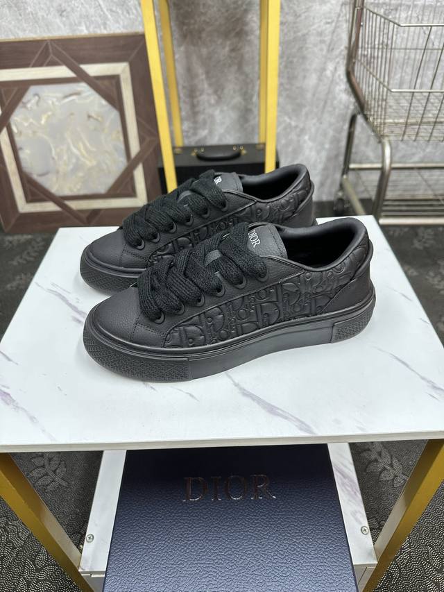 情侣款 Dior-迪奥 2024年重磅款，B33运动鞋全新演绎经典的网球鞋，时尚廓形突现重质感，采用蓝色棉质牛仔面料精心制作，饰以激光绘制的oblique印花，