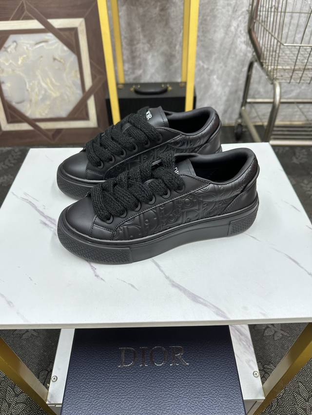 情侣款 Dior-迪奥 2024年重磅款，B33运动鞋全新演绎经典的网球鞋，时尚廓形突现重质感，采用蓝色棉质牛仔面料精心制作，饰以激光绘制的oblique印花，