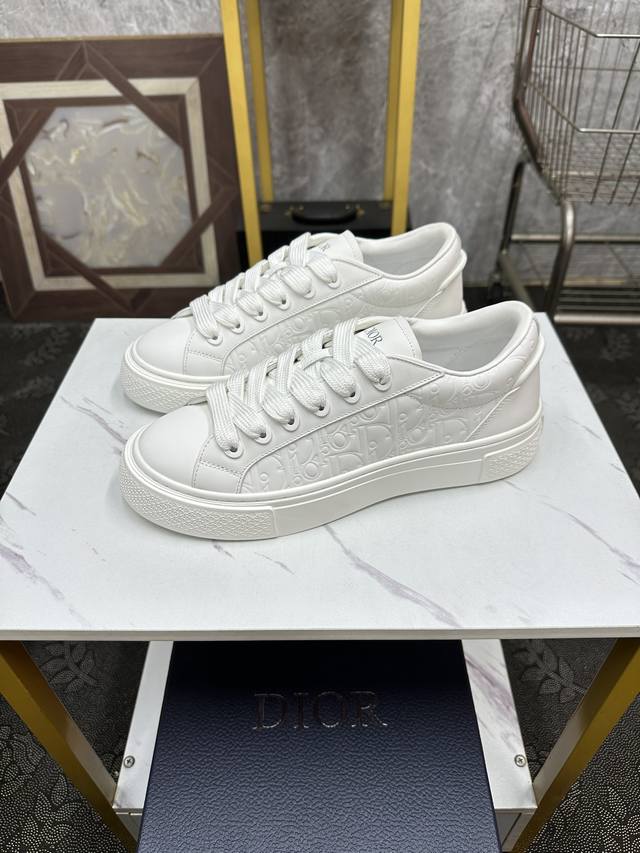 情侣款 Dior-迪奥 2024年重磅款，B33运动鞋全新演绎经典的网球鞋，时尚廓形突现重质感，采用蓝色棉质牛仔面料精心制作，饰以激光绘制的oblique印花，