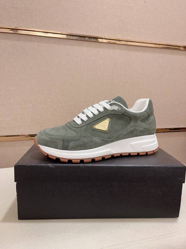 工厂价 新款prada 普拉达 专柜同步上市， 新款男鞋、面料精选头层牛皮制作而成。内里:全牛皮内里。高端气垫开模防滑橡胶大底，精美线条、简约大气，上脚舒服上挡