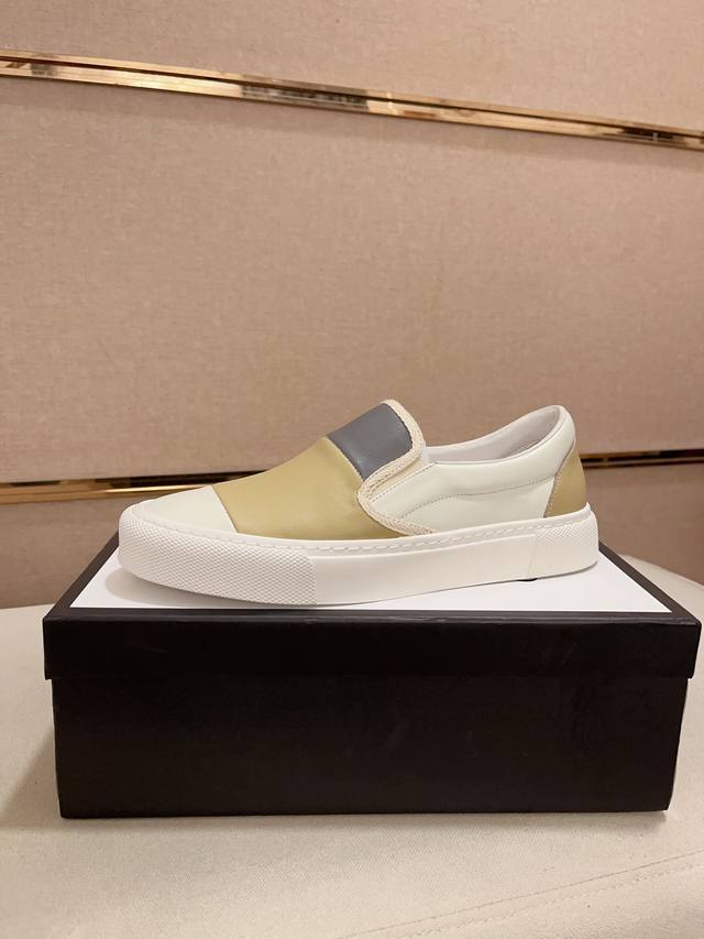 工厂价 新款gucci 古奇 专柜同步上市， 新款男鞋、面料精选进口牛皮，内里:羊皮内里。高端气垫开模防滑橡胶大底，精美线条、简约大气，上脚舒服上挡次、休闲旅游