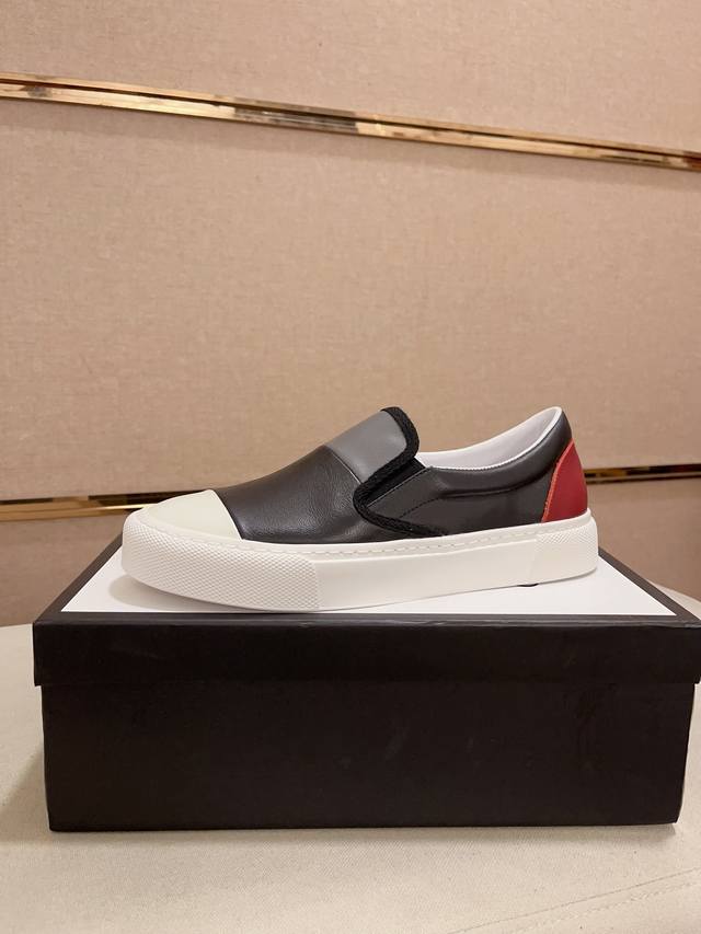 工厂价 新款gucci 古奇 专柜同步上市， 新款男鞋、面料精选进口牛皮，内里:羊皮内里。高端气垫开模防滑橡胶大底，精美线条、简约大气，上脚舒服上挡次、休闲旅游