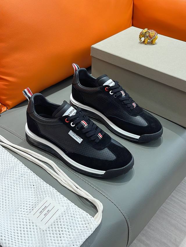 工厂价 Thom Browne 汤姆 布朗再上爆款！这个新锐品牌 让我们有了放松 时髦 个性的新选择 Tb风暴.鞋面采用原版进口牛皮内里羊皮内里。鞋底采用原版鞋