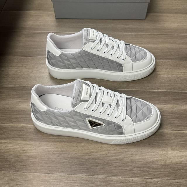 prada 普拉达 -高端品质 原单 -鞋面：纳帕小牛皮、品牌图腾帆布布匹、鞋身品牌金属logo -内里：网布，垫脚; 水染牛皮 -大底：超轻tpu发泡; 成型