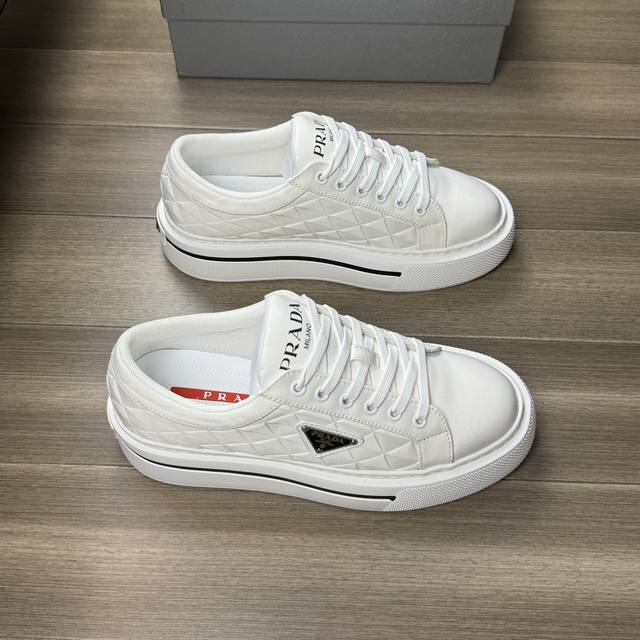 prada 普拉达 -高端品质 原单 -鞋面：纳帕小牛皮、品牌图腾帆布布匹、鞋身品牌金属logo -内里：网布，垫脚; 水染牛皮 -大底：超轻tpu发泡; 成型