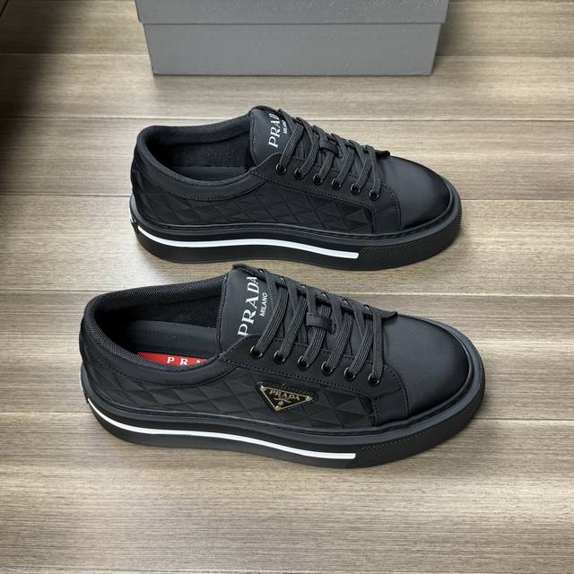 prada 普拉达 -高端品质 原单 -鞋面：纳帕小牛皮、品牌图腾帆布布匹、鞋身品牌金属logo -内里：网布，垫脚; 水染牛皮 -大底：超轻tpu发泡; 成型