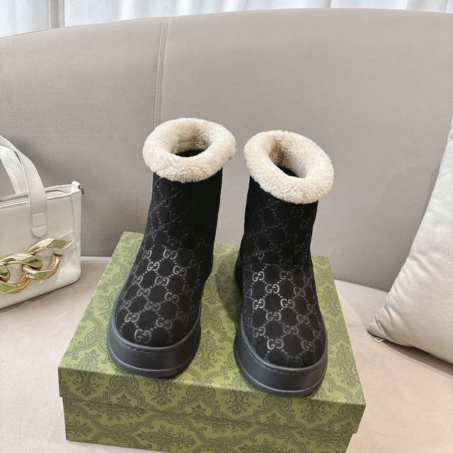 gucci 古奇 2024新款女士及踝靴羊毛靴这款 Cruise 2024 靴子既稳定又奢华。Gg 图案和其他细节向品牌的根源致敬。 这款雪地靴鞋面采用牛皮压纹