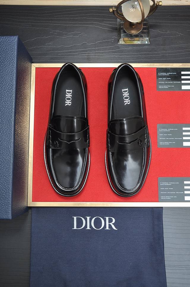 出厂价 Dior 水染牛皮内里 迪奥原版1:1高品质出厂，进口原版料，进口版原牛皮，水染牛皮内里，原版tpu大底，码数:38-44 45定制