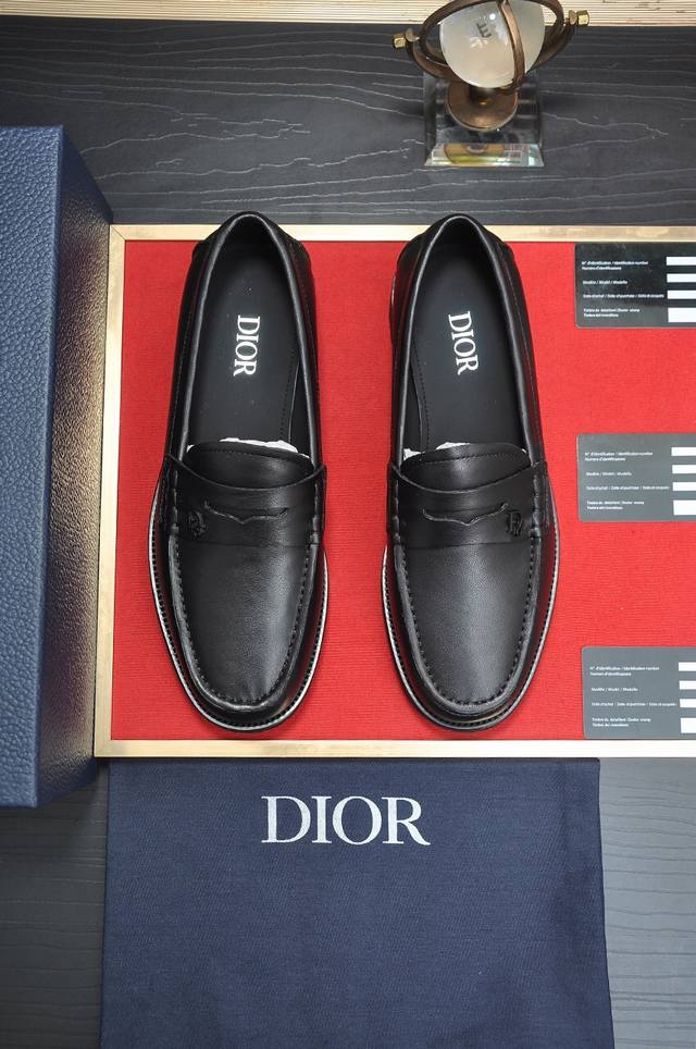 出厂价 Dior 水染牛皮内里 迪奥原版1:1高品质出厂，进口原版料，进口版原牛皮，水染牛皮内里，原版tpu大底，码数:38-44 45定制