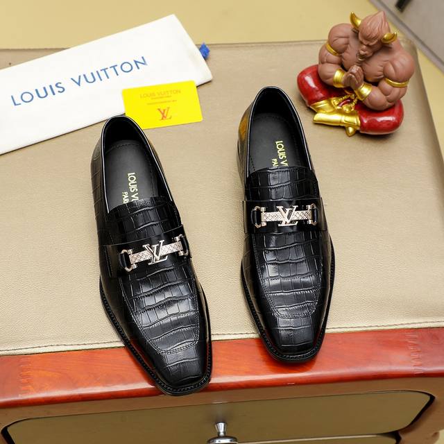 工厂价 Louis Vuitton 路易威登 新款官网爆款！原版一比一复刻，那种沉稳内涵儒雅的品味无法言喻的开启时尚鞋履的旅程从容应对各种场合！大牌的气势不言而