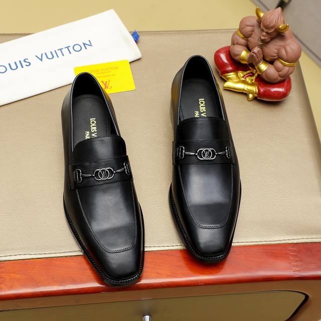 工厂价 Louis Vuitton 路易威登 新款官网爆款！原版一比一复刻，那种沉稳内涵儒雅的品味无法言喻的开启时尚鞋履的旅程从容应对各种场合！大牌的气势不言而