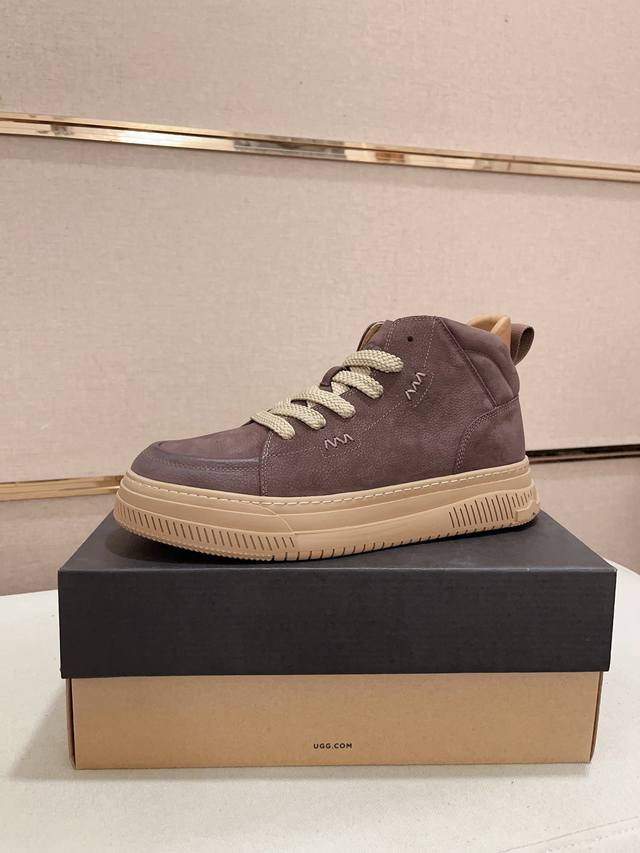 工厂价: 高端货 Ugg最新款 1：1品质，面料:欧洲进口牛皮高端品质头层牛皮。内里:羊毛内里，鞋底: 纯进口橡胶发泡大底。高端货，做工精细，潮流时尚。上脚非常