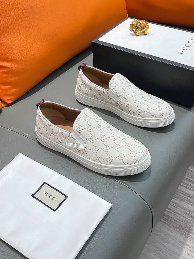 商品名称：Gucci 古驰 正规码数: 38-44 套脚鞋 商品材料：精选 牛皮鞋面，柔软羊皮内里；原厂大底。