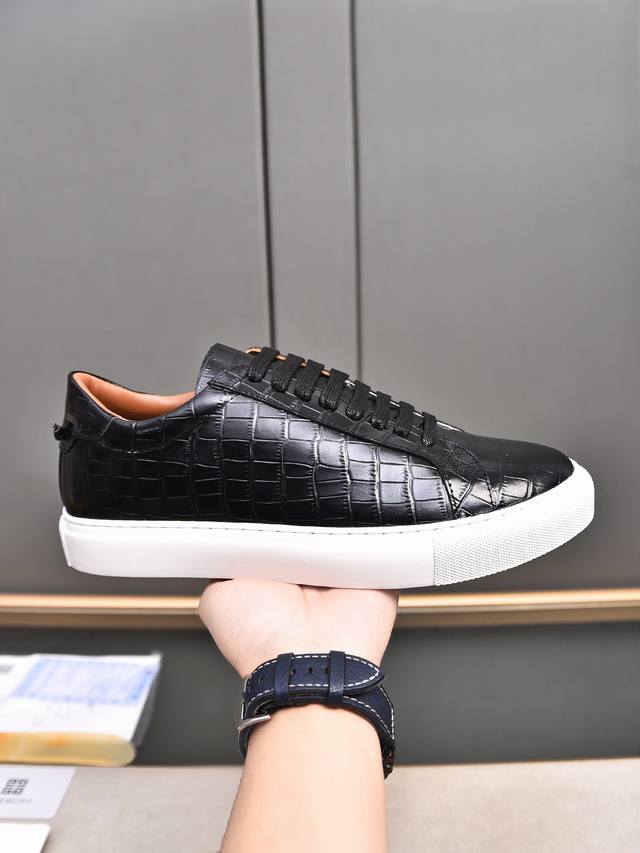 纪梵希 Givenchy 低帮 标准码：38-44； 45 46 可以定做 等级：官网同款 原单品质材料：原版小牛皮，搭配原版水染羊皮内里牛皮乳胶鞋垫 ，原版防