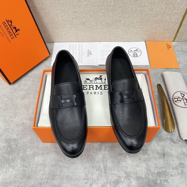 h家 Herme* 爱马-仕 新品paris乐福鞋皮鞋 官方售价rmb ,800 采用进口牛皮 开边珠亮皮 粒面牛皮 手掌纹牛皮 打造 搭配经典复古金属h Lo