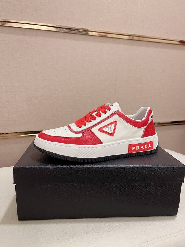 工厂价: 新款1:1 Prada～普拉达 潮流新款上市 官网同款 专柜品质 原版搭配 精选头层小牛皮面料。舒适透气羊皮内里 做工精细 用料上层 100%纯牛皮打