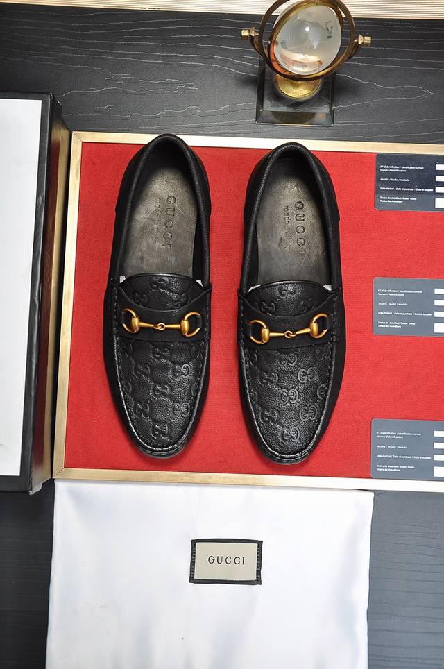 出厂价 意大利顶级奢侈男鞋巨头 Gucci 古奇 全牛皮内里 新款报到原汁原味的欧式风格 赏心悦目为了让鞋子更加耐用不变形制作继续沿用传统做法 但仍然不乏创新皮