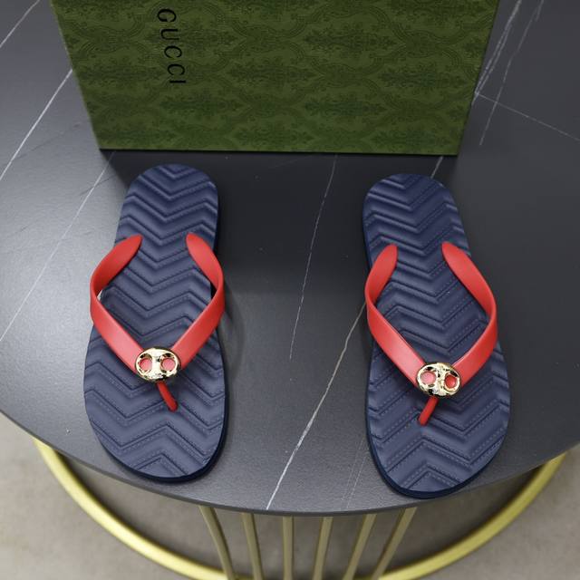 出厂价: 品牌：古奇gucci 码数：38–44 45定制 等级：专柜 原单 材料：原版鞋面 耐磨轻便柔软舒适大底 款式类别：夏季夹脚款拖鞋 年轻时尚 脚感舒适