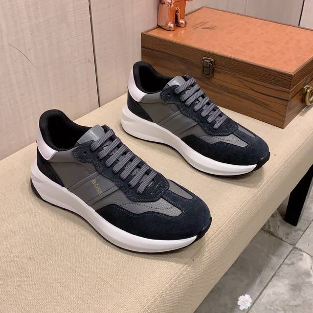 新款: 厂价: Boss* 最新爆款休闲鞋，顶端品牌奢侈～代购，顶级～质量。鞋面選用进口透气牛皮搭配材质透气羊皮垫脚 精细做工。原版个性时尚柔软橡膠耐磨防滑大底