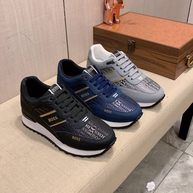 新款: 厂价: Boss* 最新爆款休闲鞋，顶端品牌奢侈～代购，顶级～质量。鞋面選用进口透气牛皮搭配材质透气羊皮垫脚 精细做工。原版个性时尚柔软橡膠耐磨防滑大底
