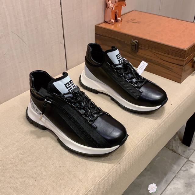 新款: 厂价: 纪梵希* 最新爆款休闲鞋，顶端品牌奢侈～代购，顶级～质量。鞋面選用进口透气牛皮搭配材质透气羊皮垫脚 精细做工。原版个性时尚柔软橡膠耐磨防滑大底，
