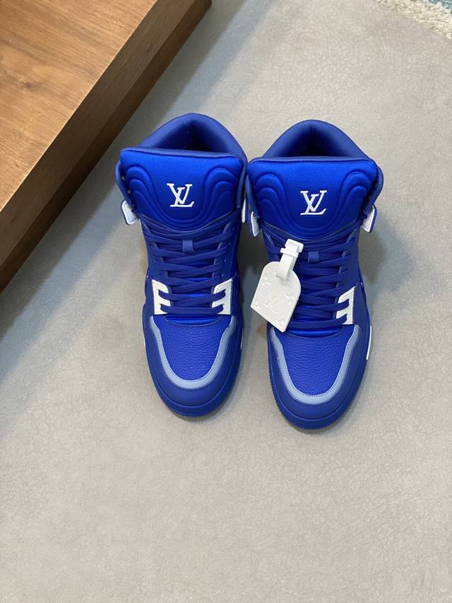 louis Vuitton 路易威登 -高端品质 原单 -鞋面：纳帕小牛皮冲孔拼接、3D缝制品牌logo图腾 -内里：帆布内里 -大底：双色tpr 橡胶；成型大
