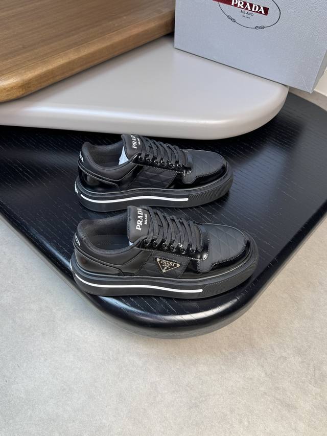 prada 普拉达 -高端品质 原单 -鞋面：漆面小牛皮、丝绸牛皮空压品牌图腾、鞋身车缝品牌金属扣件 -内里：品牌帆布，垫脚；水染牛皮 -大底：超轻tpu 发泡